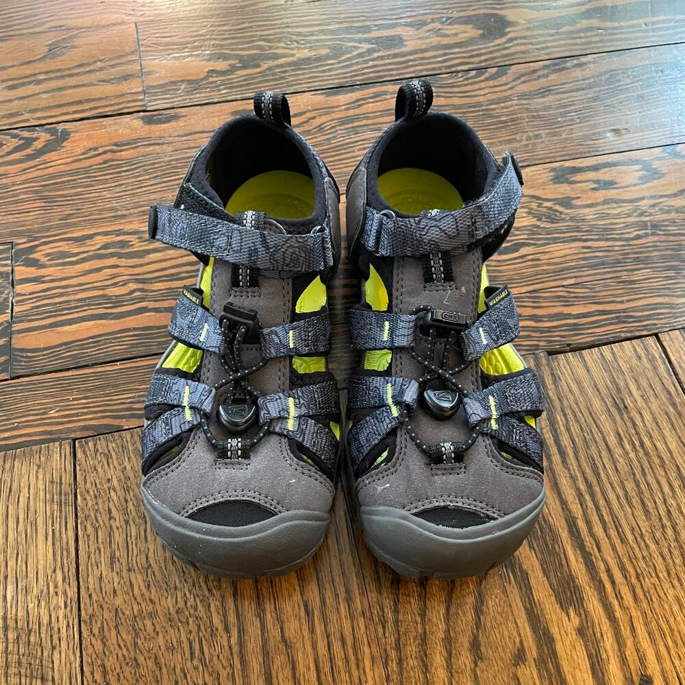 NWOT Boys Big Kid Keen CNX Sandals Size 2